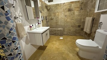 Standaard tweepersoonskamer | Badkamer | Een regendouche, een haardroger, badjassen, pantoffels