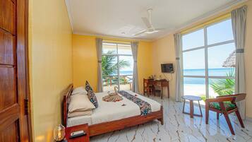 Caja de seguridad en la habitación, muebles diferentes y escritorio