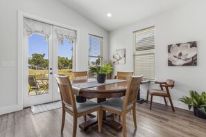 Dining - *Sea Salt by the sand* Walk to beach/seafood/fishing (Gulfport)