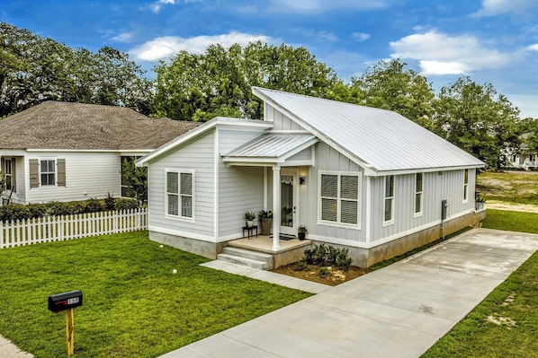 Exterior - *Sea Salt by the sand* Walk to beach/seafood/fishing (Gulfport)