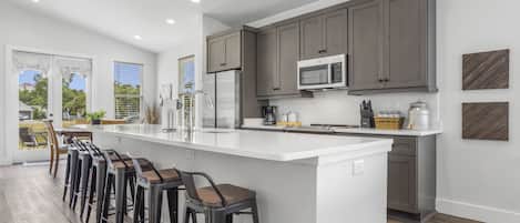 Køleskab, mikrobølgeovn, ovn, kogeplade