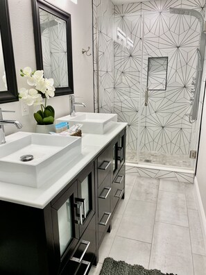 Douche, séchoir à cheveux, serviettes fournies, savon