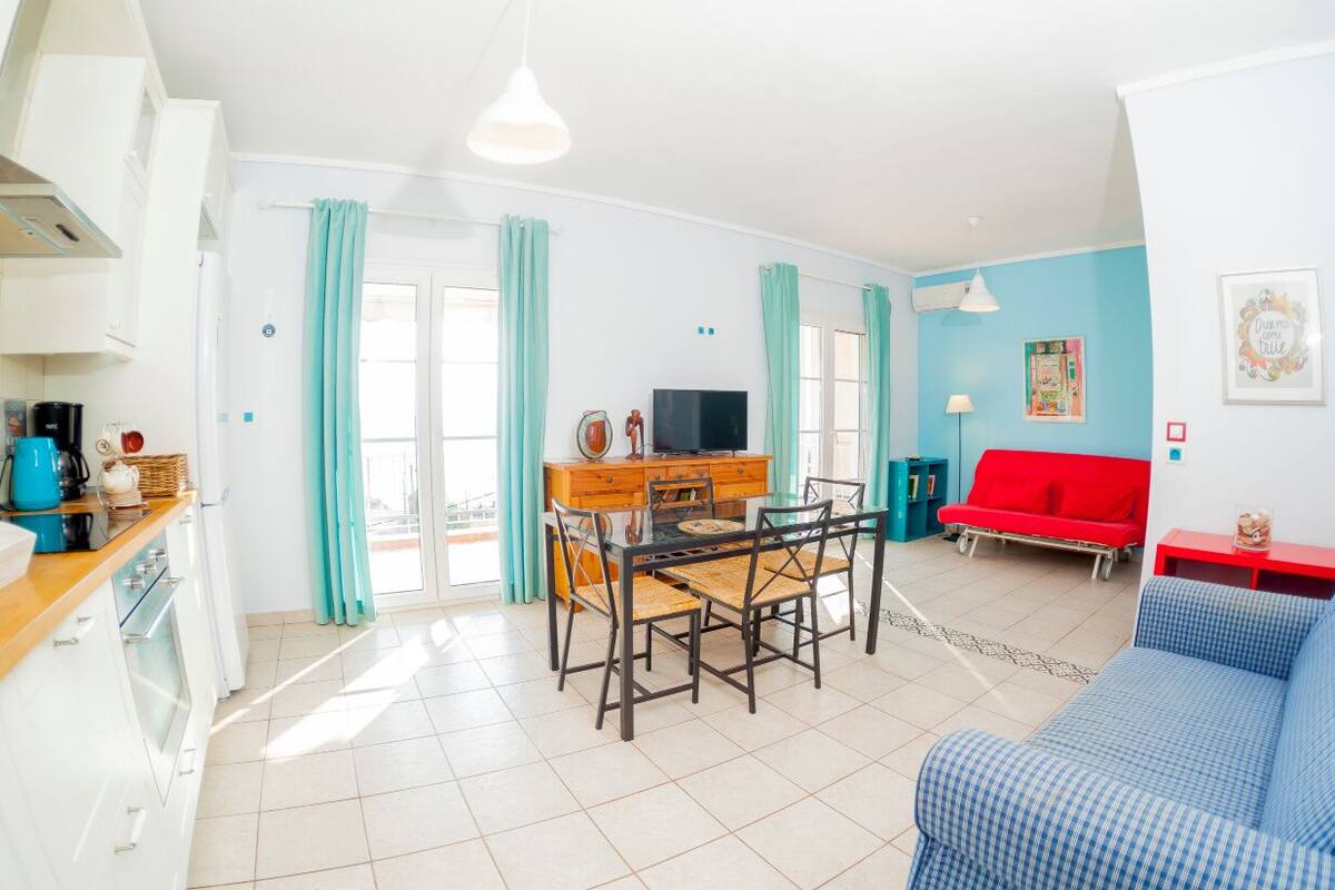 Deluxe Suite, Non Smoking, Sea View | Living area | LCD TV, books