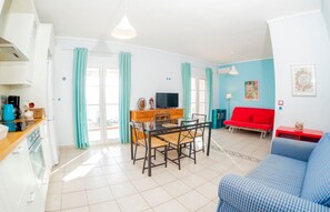 Deluxe Suite, Non Smoking, Sea View | Living area | LCD TV, books - Summer House Nikiti (Sithonia)