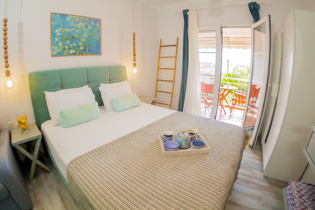 Deluxe studio, 1 slaapkamer, uitzicht op zee | 1 slaapkamer, luxe beddengoed, een bureau, een laptopwerkplek