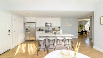 冷蔵庫、電子レンジ、オーブン、コンロ