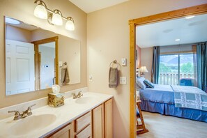 2 bedrooms, desk, iron/ironing board, WiFi - Montana Vacation Rental: 32 Mi to Yellowstone! (Emigrant)