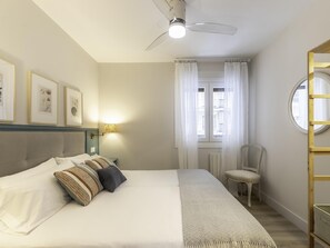1 habitación, tabla de planchar con plancha y cuna de viaje 