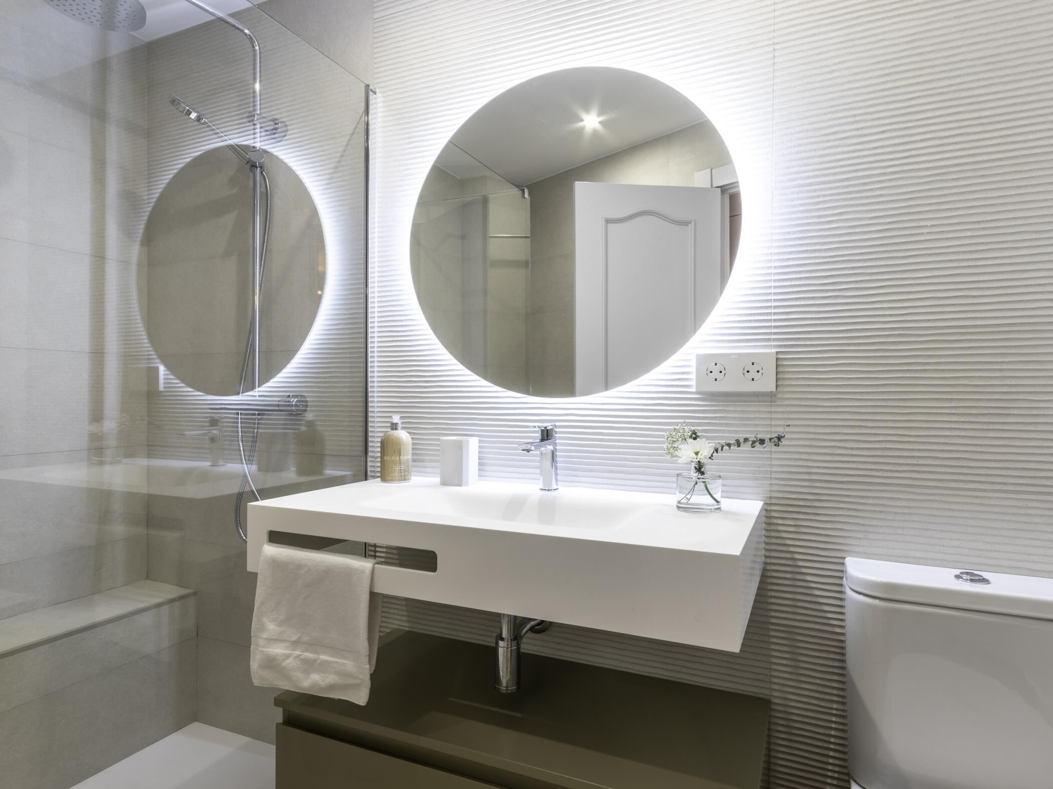 Een douche, milieuvriendelijke toiletartikelen, een haardroger