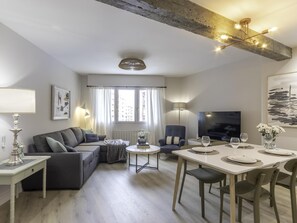 Smart TV, books - Hola Bilbao! (Bilbao)