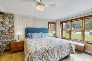 3 bedrooms, iron/ironing board, internet, bed sheets - Lakefront, dog-friendly house with amazing view, dock, 2 kayaks & canoe (Isle La Motte)