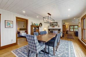 Dining - Lakefront, dog-friendly house with amazing view, dock, 2 kayaks & canoe (Isle La Motte)