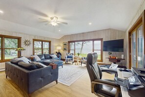 Fernseher, Kamin, Stereoanlage