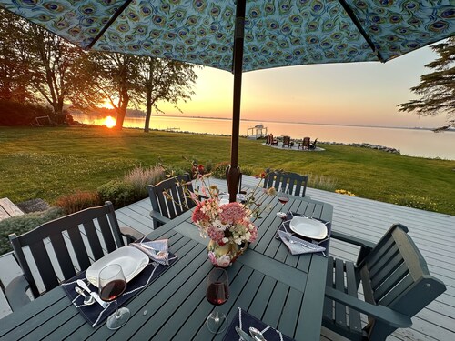 Lakefront, dog-friendly house with amazing view, dock, 2 kayaks & canoe