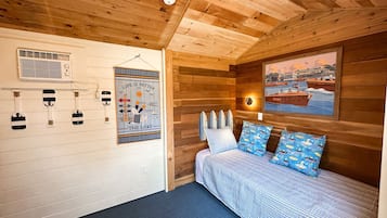 3 bedrooms, iron/ironing board, internet, bed sheets