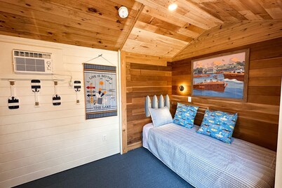 Lakefront, dog-friendly house with amazing view, dock, 2 kayaks & canoe