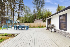 Outdoor dining - Lakefront, dog-friendly house with amazing view, dock, 2 kayaks & canoe (Isle La Motte)