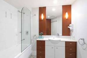 Ensemble douche/baignoire, sèche-cheveux, serviettes fournies, savon
