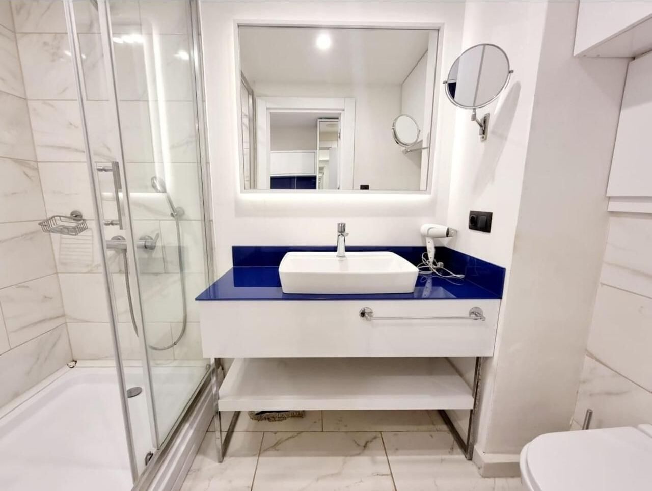 Dusche, kostenlose Toilettenartikel, Haartrockner, Hausschuhe