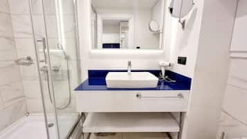 Dusche, kostenlose Toilettenartikel, Haartrockner, Hausschuhe