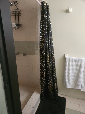 تجهيزات دش، مجففات شعر، مناشف، صابون