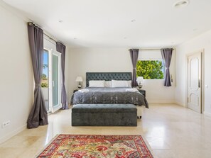 4 bedrooms, iron/ironing board, Internet, bed sheets