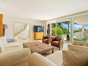 TV, fireplace, stereo