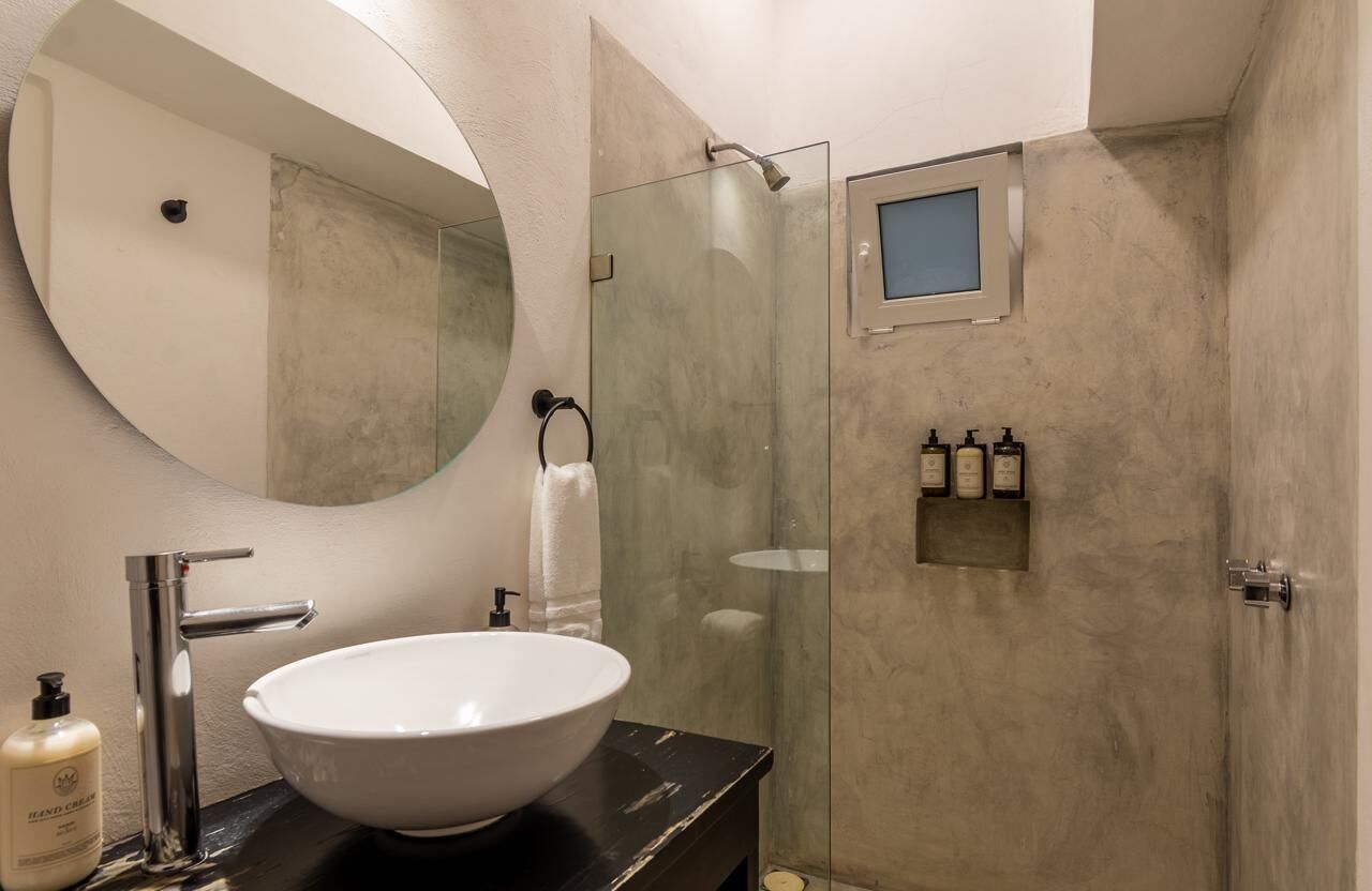 Habitación estándar | Baño | Regadera, regadera tipo lluvia, secadora de cabello, toallas 