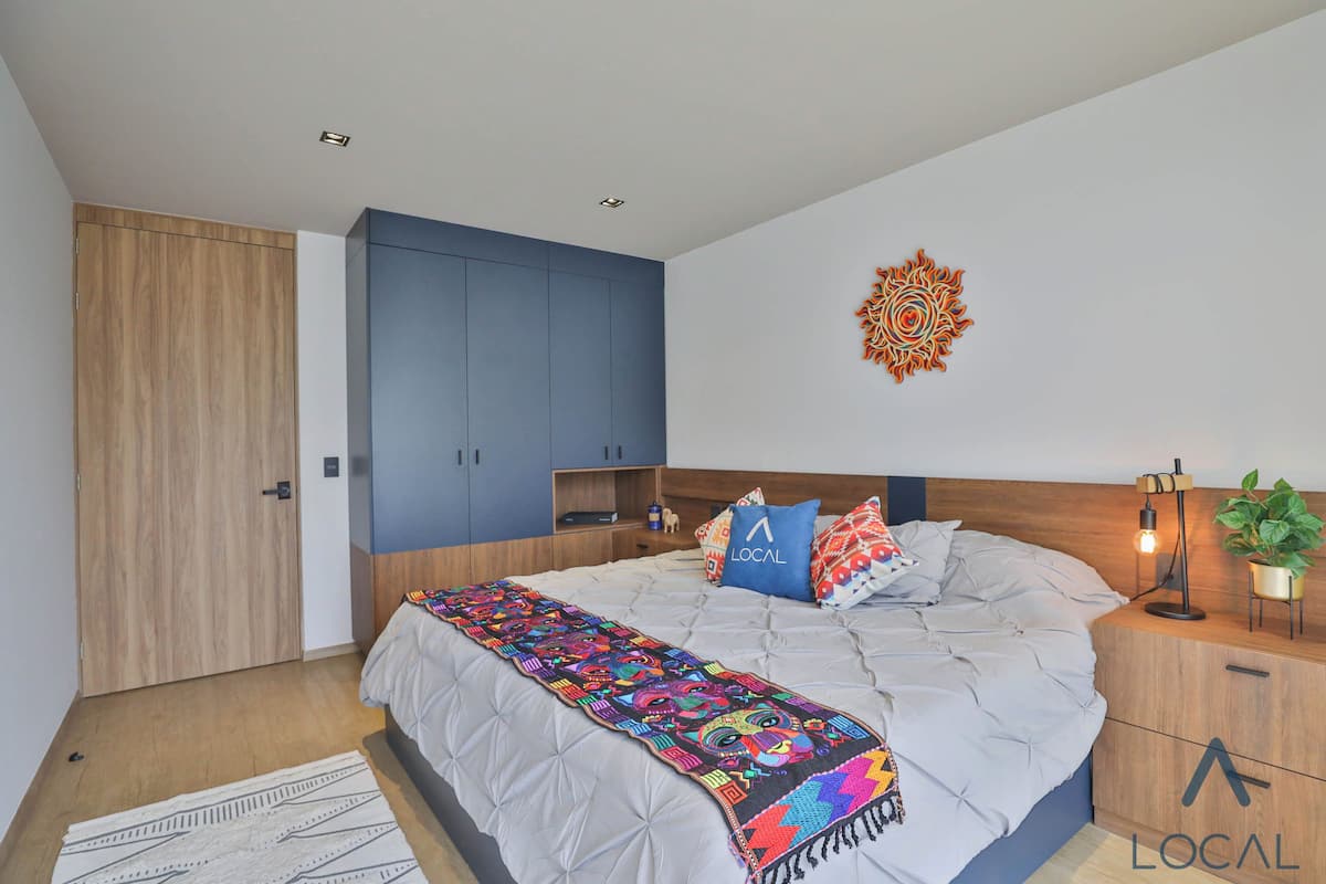 Standard Room With Balcony | Una scrivania, postazione laptop, tende oscuranti, ferro/asse da stiro