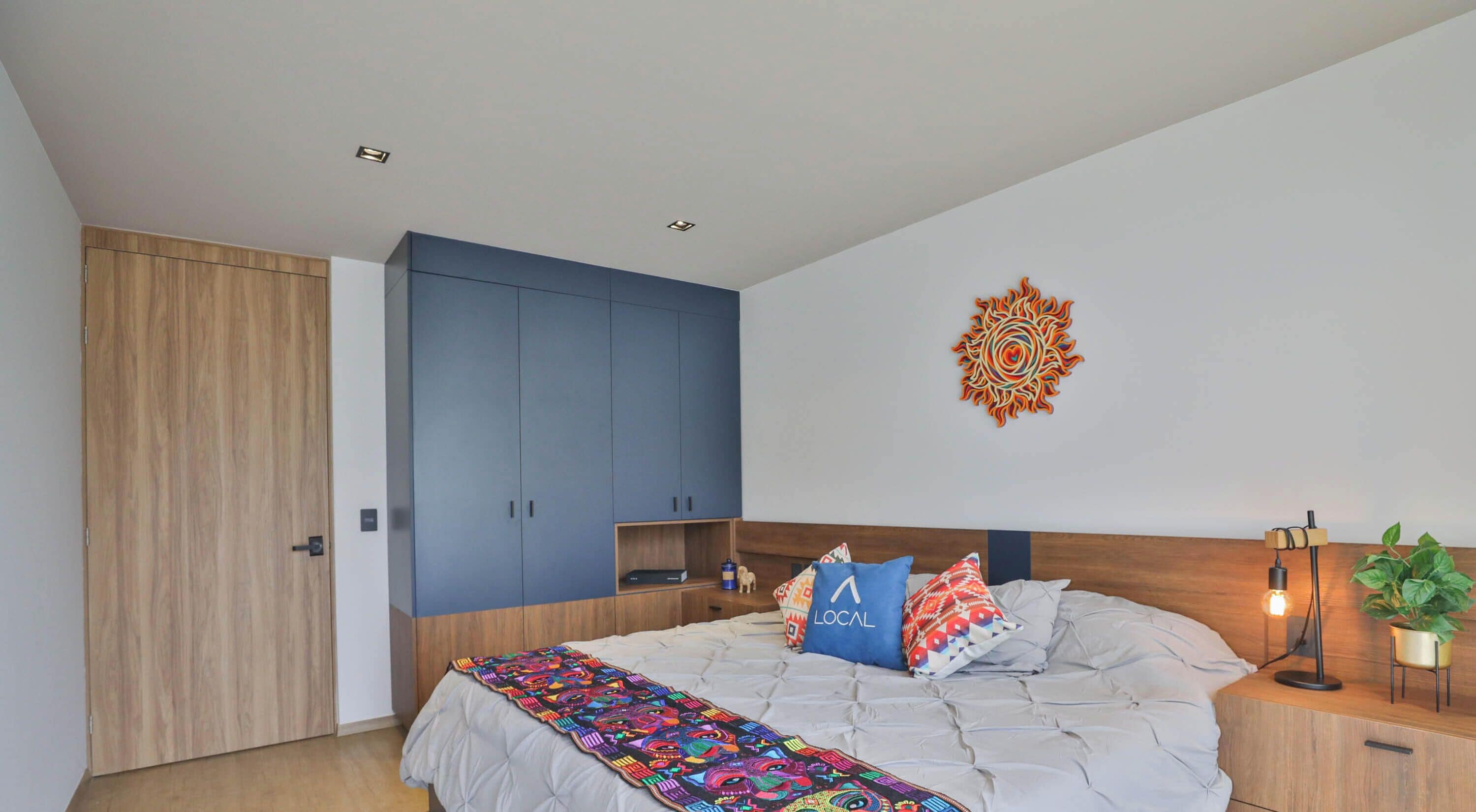 Standard Room With Balcony | Bàn, khu vực làm việc phù hợp cho laptop, màn/rèm cản sáng 