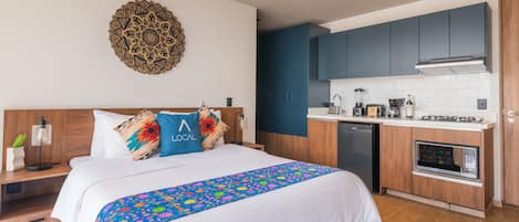 Loft con balcón y cocineta | Cocina básica privada | Frigorífico, horno, tostadora y licuadora