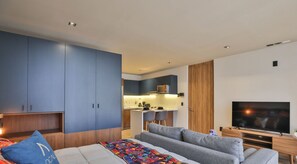 Junior Studio  With Kitchenette & Balcon | Una scrivania, postazione laptop, tende oscuranti, ferro/asse da stiro