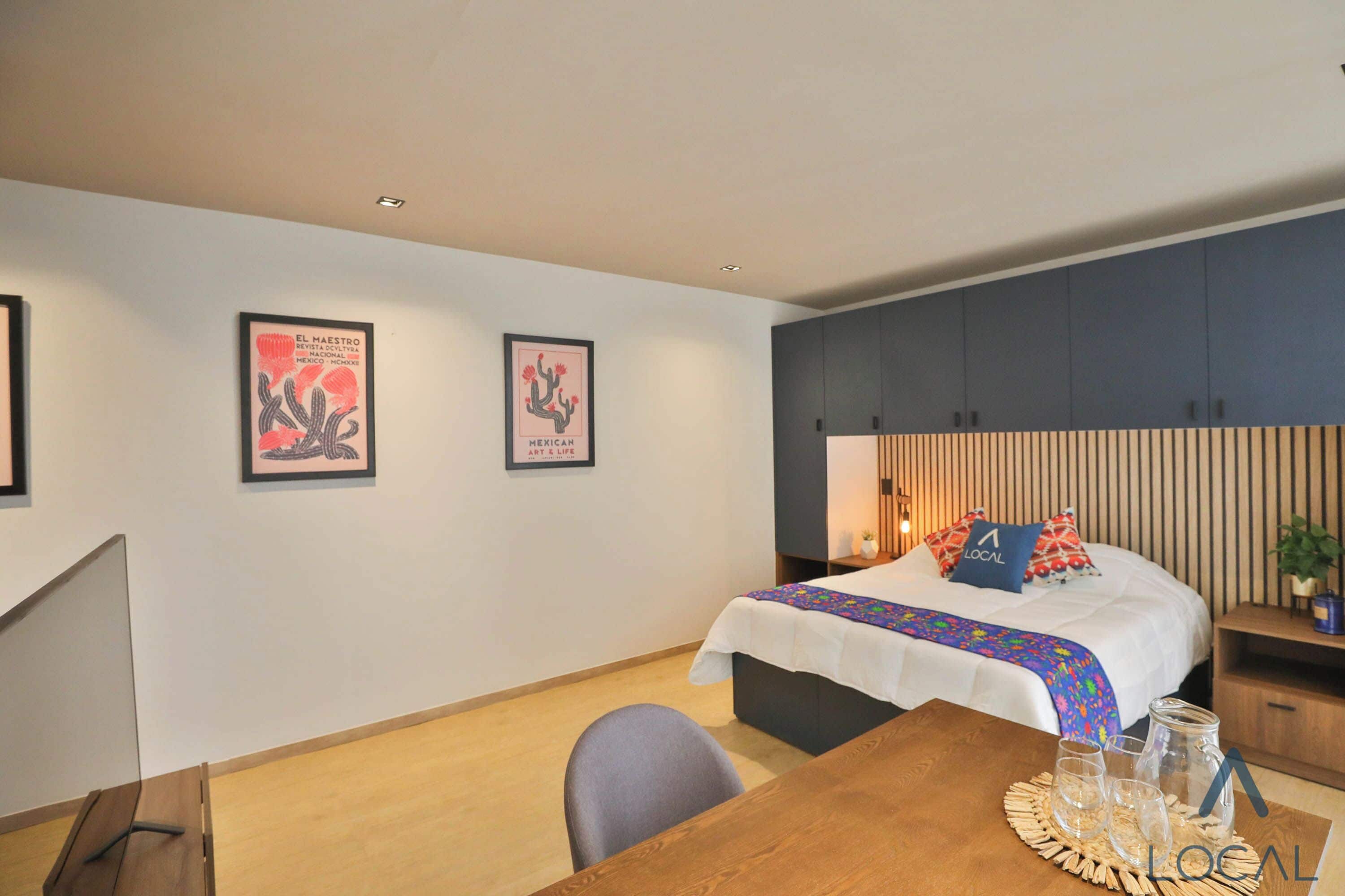 Deluxe Loft  With Kitchenette & Balcony | Skrivebord, skrivebord for bærbar PC og blendingsgardiner