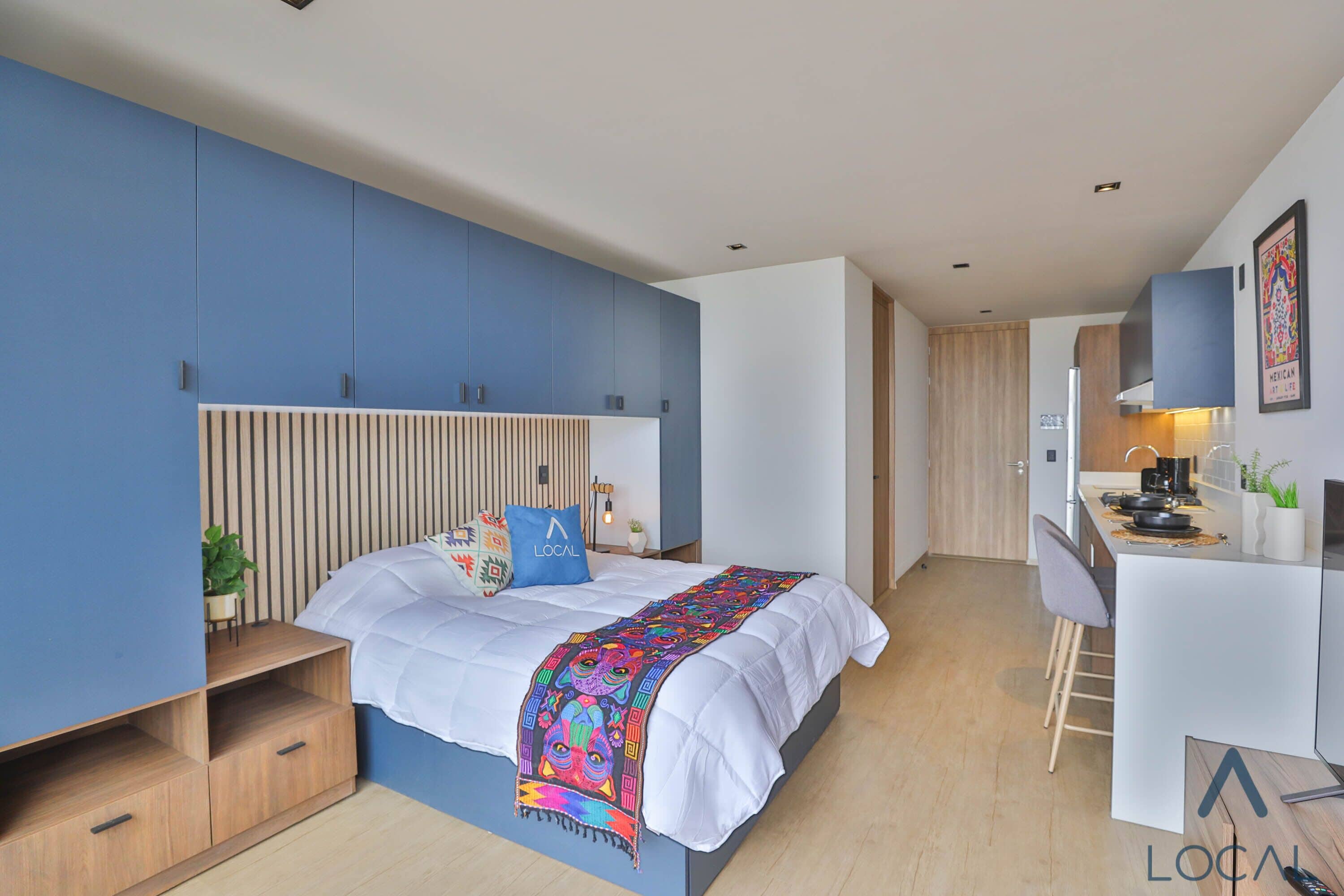 Meja, ruang kerja komputer riba, langsir/tirai gelap terus 