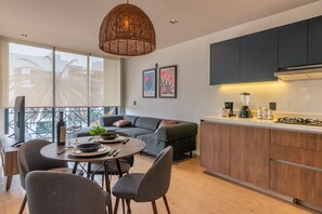 Suite monolocale Executive, 1 letto queen | Cucina privata | Frigorifero, forno, frullatore, pentole/stoviglie/utensili