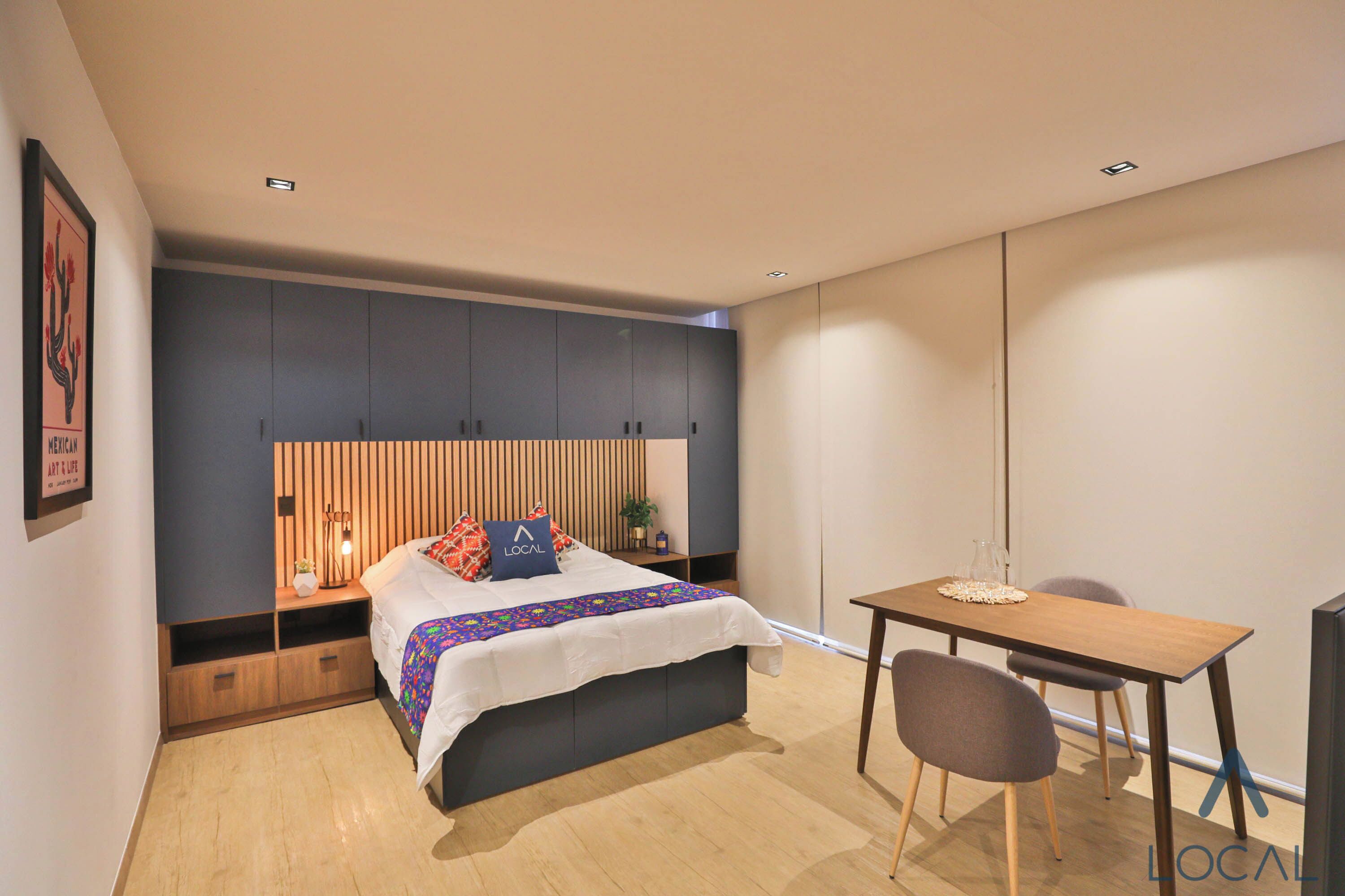 غرفة علوية لرجال الأعمال | مكتب ومساحة عمل للكمبيوتر المحمول وستائر تعتيم ومكواة/لوح كي