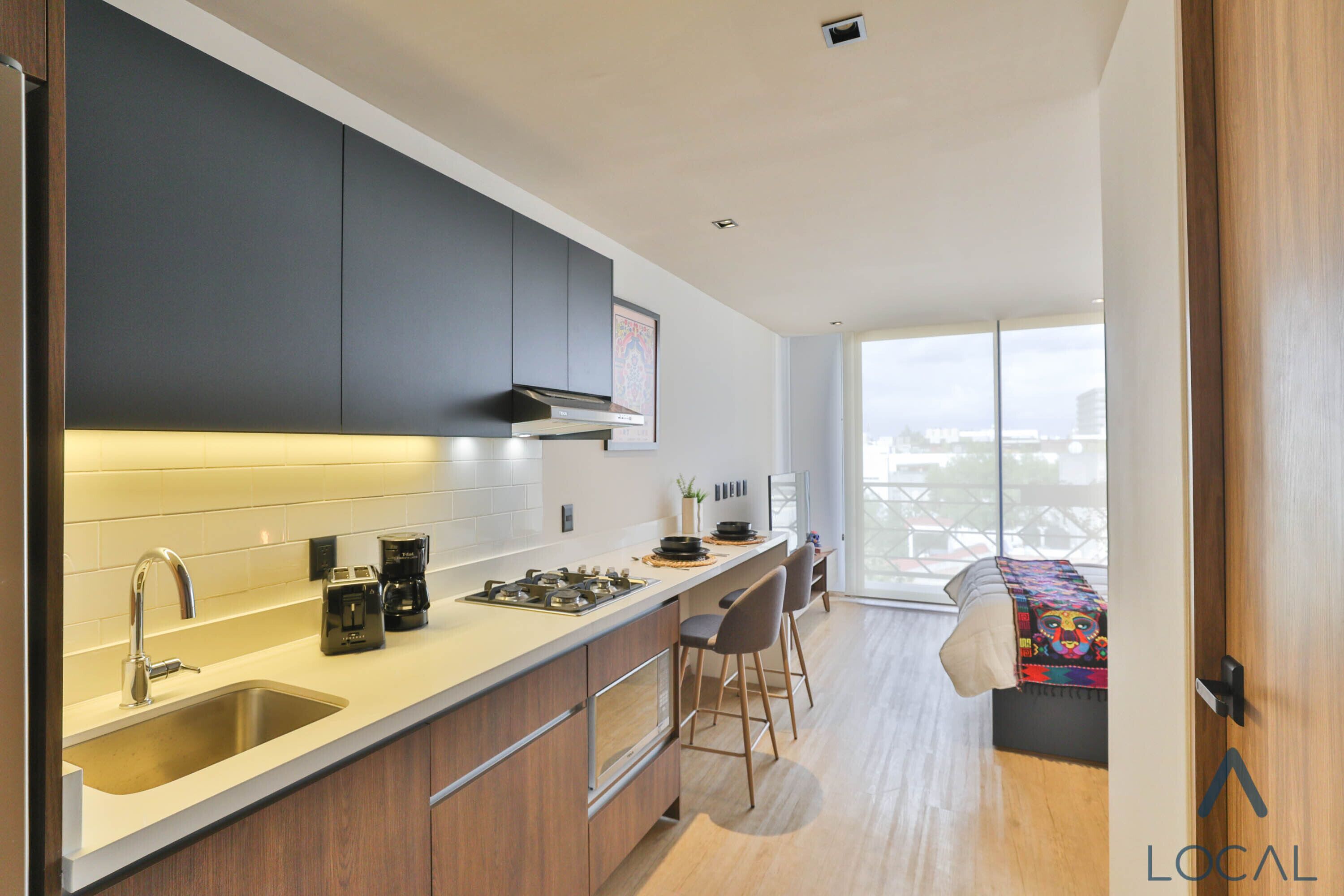 办公桌、笔记本电脑工作区、遮光窗帘、熨斗/熨衣板