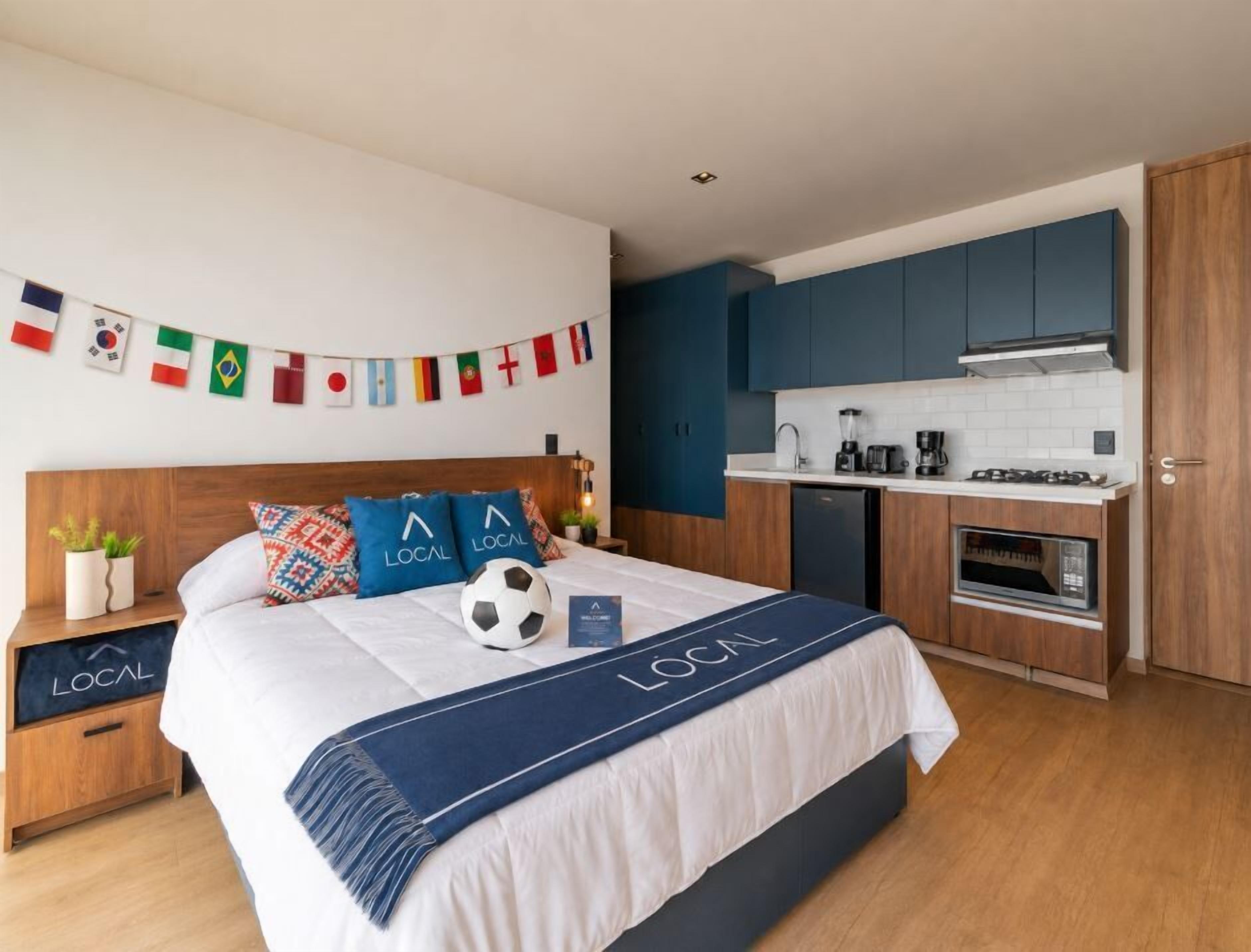 Habitación estándar con cocineta | Escritorio, espacio para trabajar con laptop y cortinas blackout 