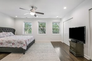 6 bedrooms, iron/ironing board, free WiFi, bed sheets - Renovated 6 Bedroom 5 Bathroom Home 10 Minutes from Downtown Chicago (Chicago)