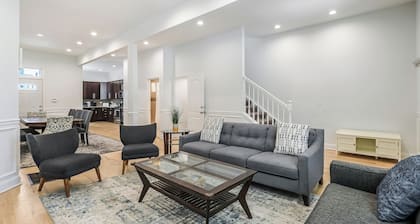 Renovated 6 Bedroom 5 Bathroom Home 10 Minutes from Downtown Chicago