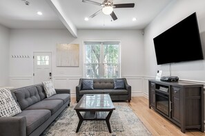 Smart TV, fireplace, DVD player, books - Renovated 6 Bedroom 5 Bathroom Home 10 Minutes from Downtown Chicago (Chicago)