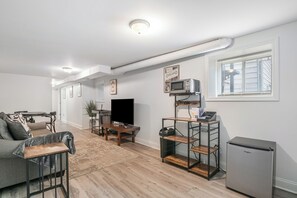 Smart-TV, peis, DVD-spiller og bøker