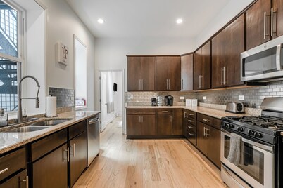 Renovated 6 Bedroom 5 Bathroom Home 10 Minutes from Downtown Chicago