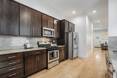 Renovated 6 Bedroom 5 Bathroom Home 10 Minutes from Downtown Chicago