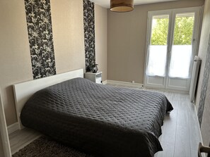 2 bedrooms, iron/ironing board, travel cot, free WiFi