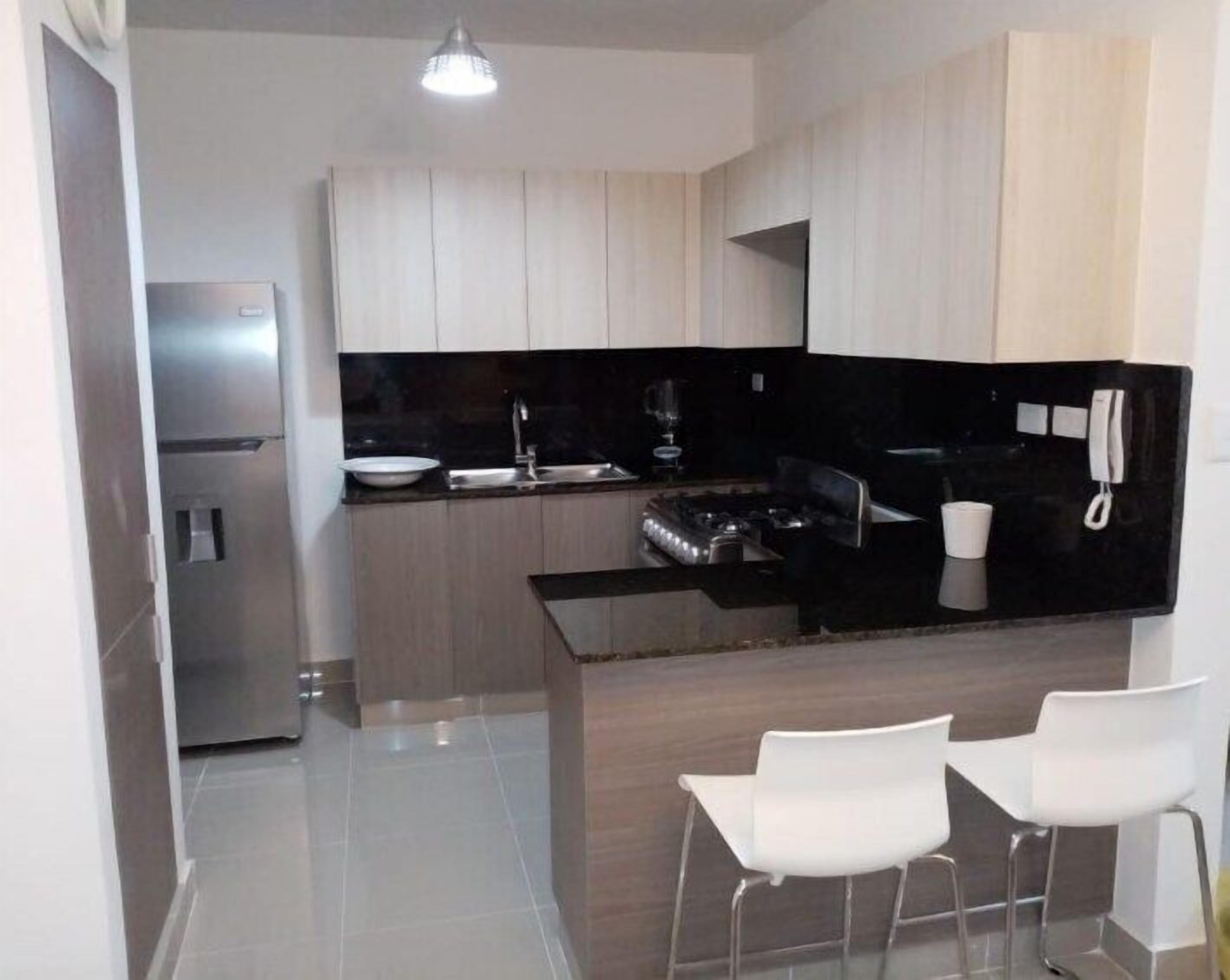 Refrigerador, microondas, horno y cafetera y tetera 