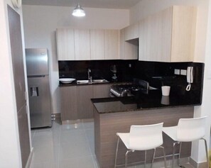 Réfrigérateur, micro-ondes, four, cafetière/bouilloire