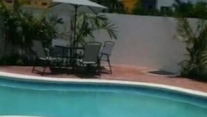 Una piscina con borde de azulejos y zona poco profunda.