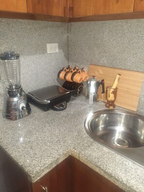 Refrigerador, microondas, horno y cafetera y tetera 