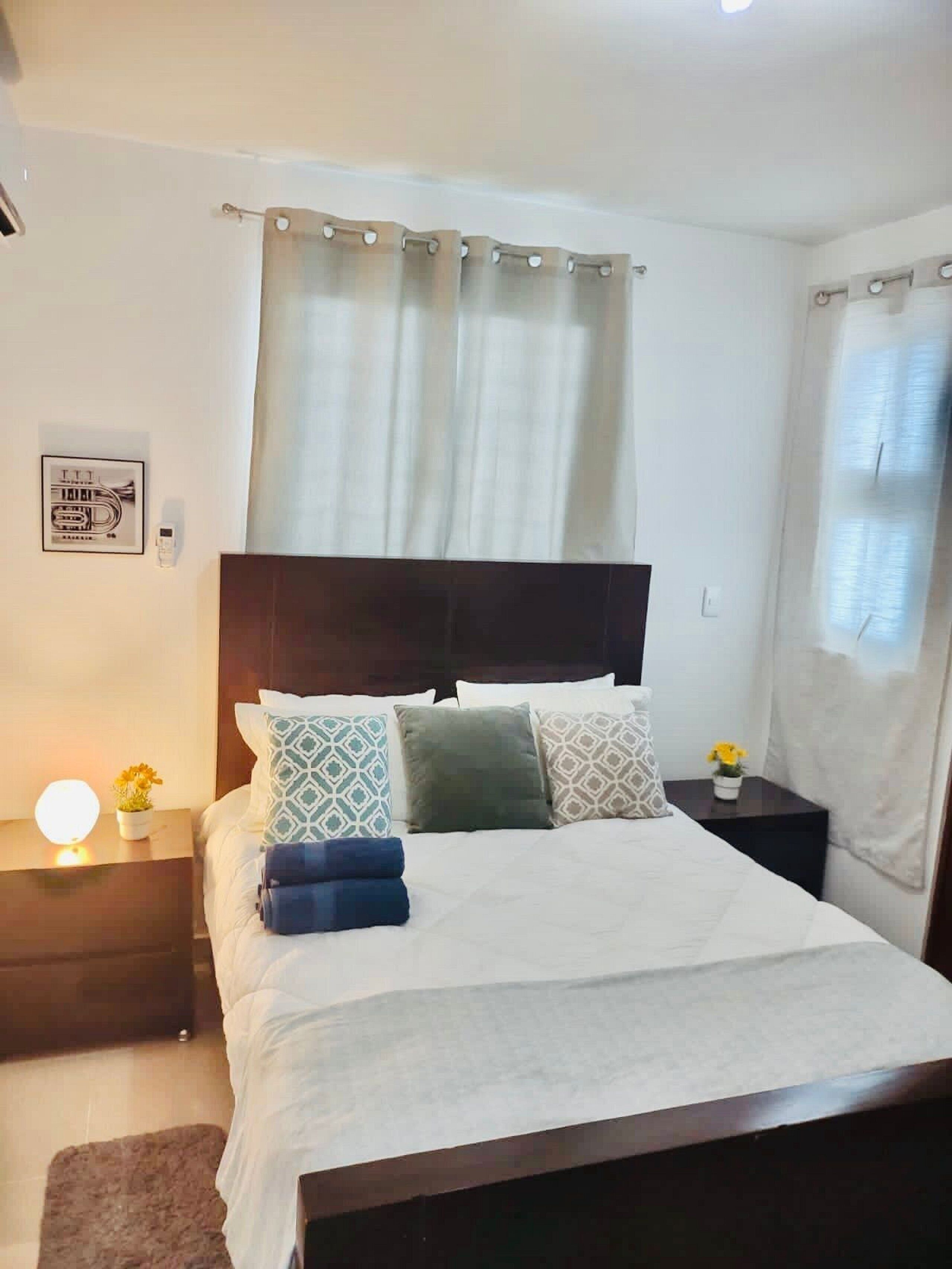 3 habitaciones, tabla de planchar con plancha y ropa de cama 
